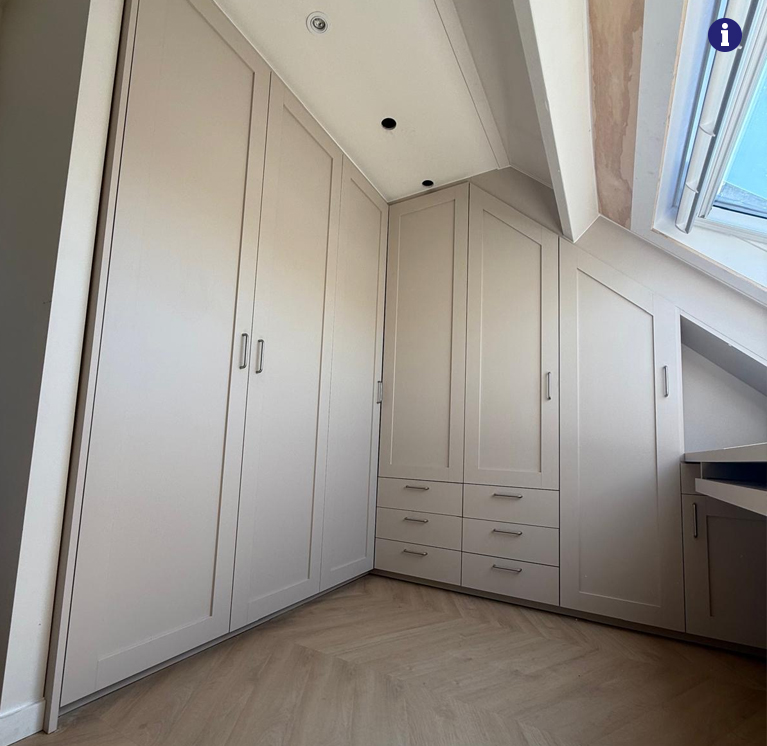 schuine wandkast